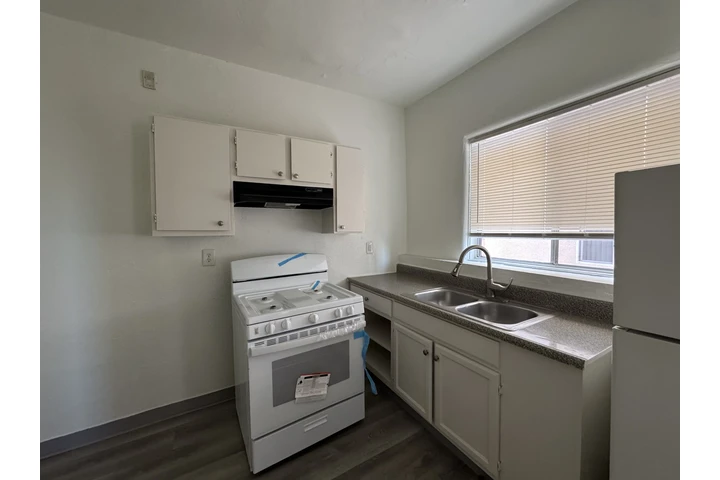 $1400 : K-town 9th Hobart Studio image 5