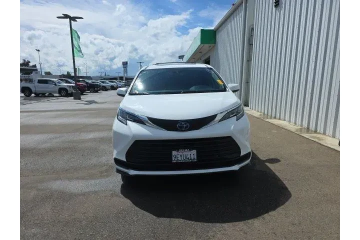 $38900 : Toyota Sienna 2023 LE 8-Pass image 2