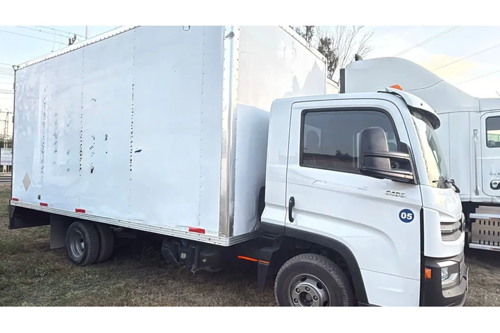 $750000 : Camioneta con caja de 1.5 tons image 4