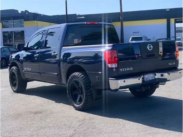 2010 Nissan Titan Crew Cab SE image 2