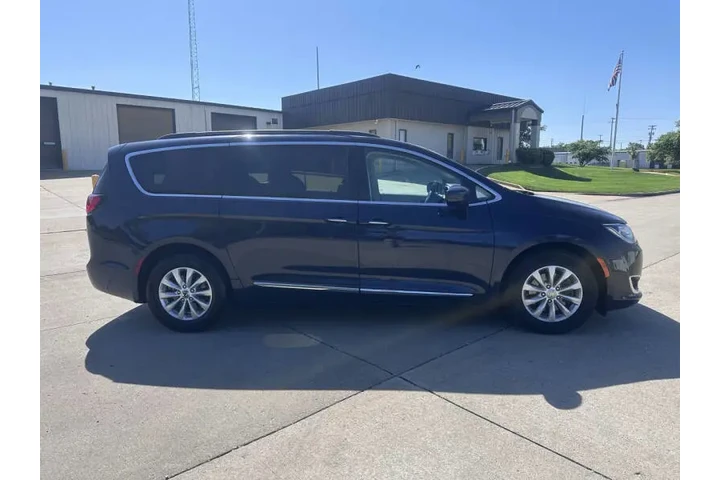 $9900 : 2017 Pacifica Touring-L image 7