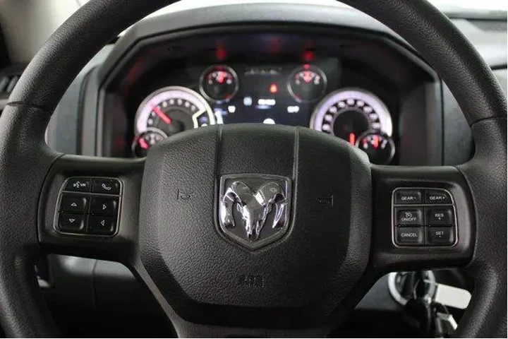 $31949 : Ram 1500 Classic 2022 4x2 Tr image 7