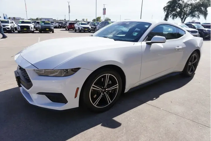 $25988 : Ford Mustang 2025 EcoBoost 2 image 3
