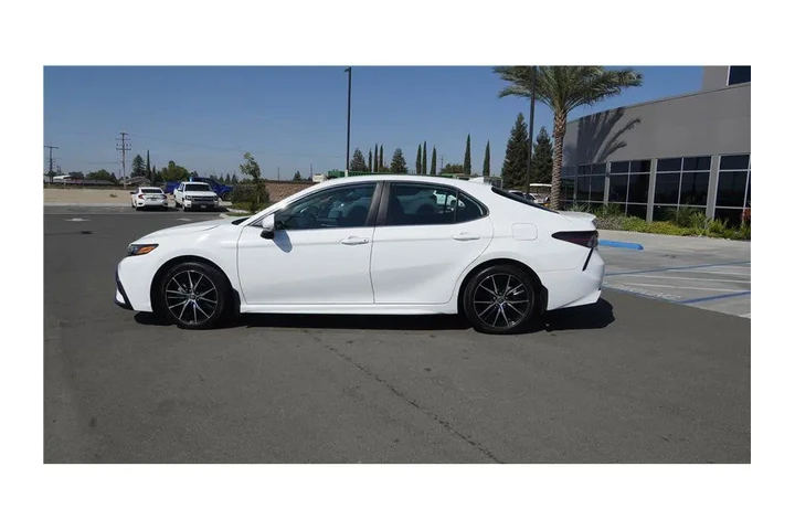 $27984 : 2024 Camry SE Sedan 4D image 8