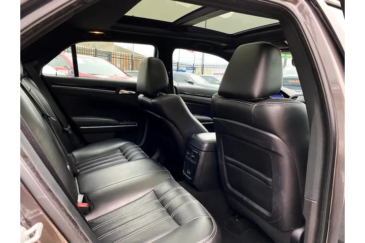 2023 300 S V6 image 9