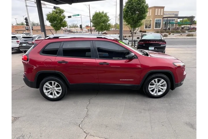 2015 Cherokee Sport FWD image 4