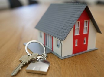 Imagen de una casa a escala y unas llaves