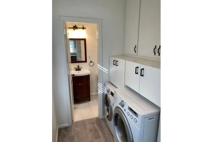 $2400 : 3 Bedroom Home in Gardena image 9