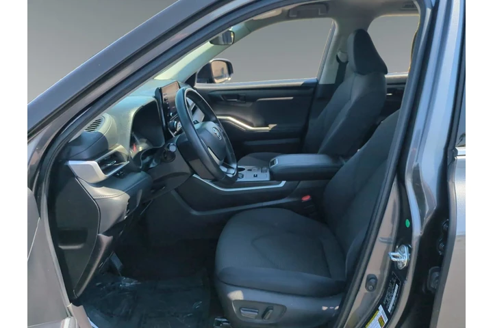 $34970 : Toyota Highlander 2022 LE 4d image 9