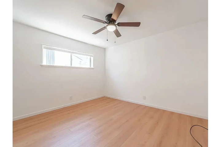 $2000 : 2 bedroom house in Vermont Ave image 7