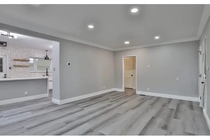 $750 : charming Spanish-style Home image 2