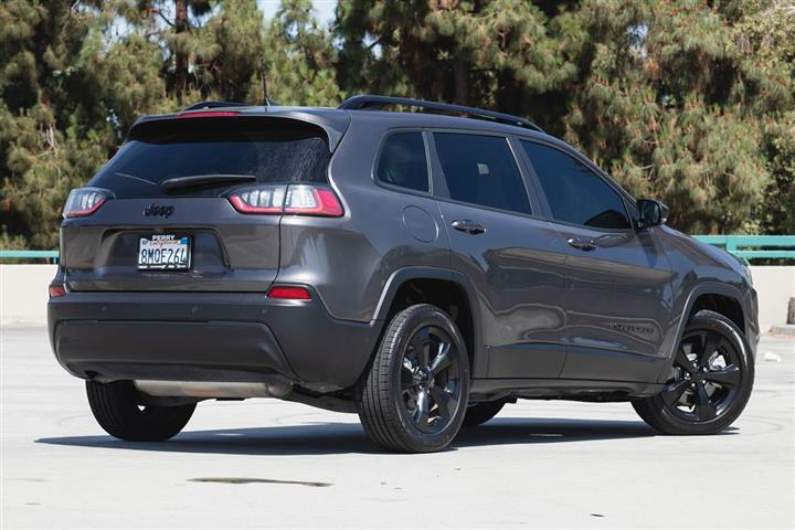 2019 Cherokee Altitude image 2