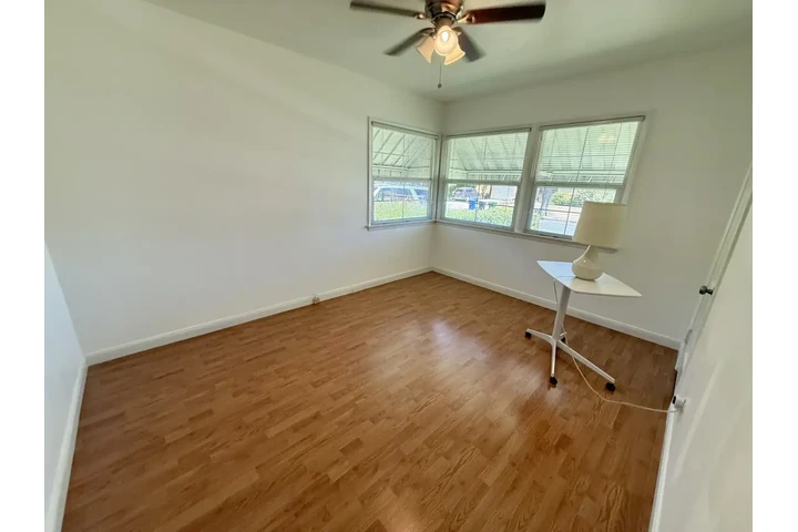 $1100 : Spacious Living 3 bedroom home image 5