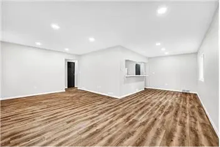 $900 : Rental property with 2 bedro image 5