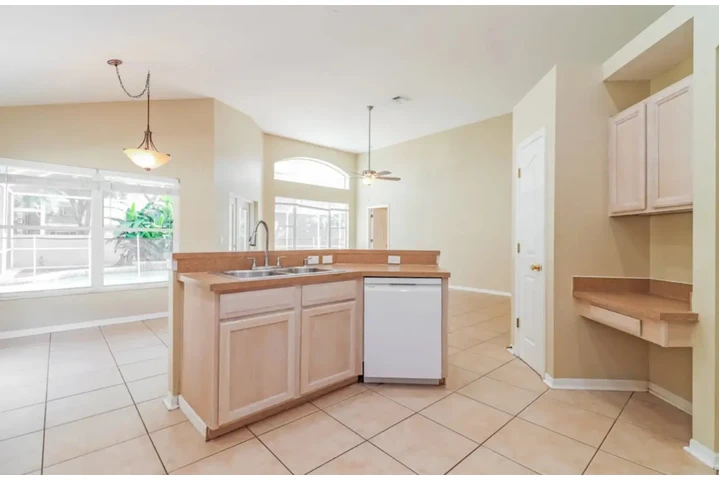 $1200 : This standout house image 4