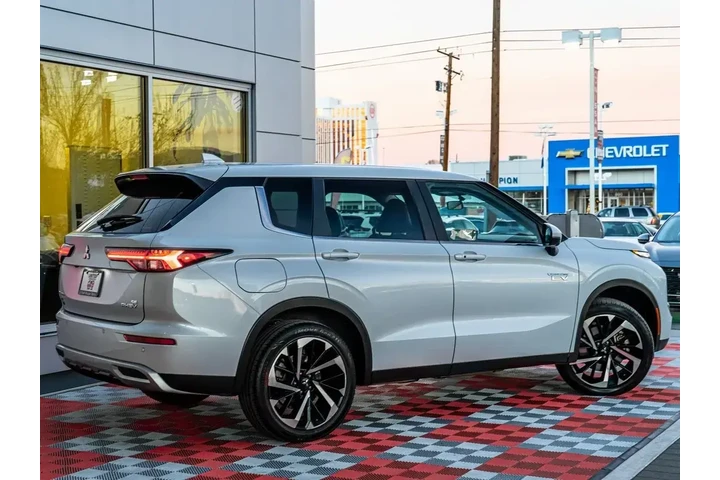 $25988 : Mitsubishi Outlander PHEV 20 image 2