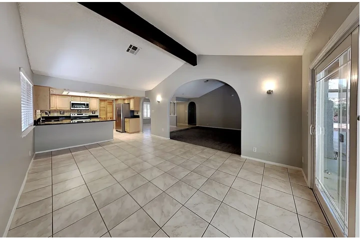 $1000 : open living spacious 3 home image 4