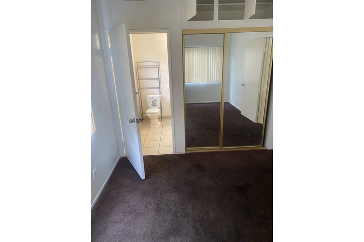 $1200 : Cuarto con baño y un parking image 3