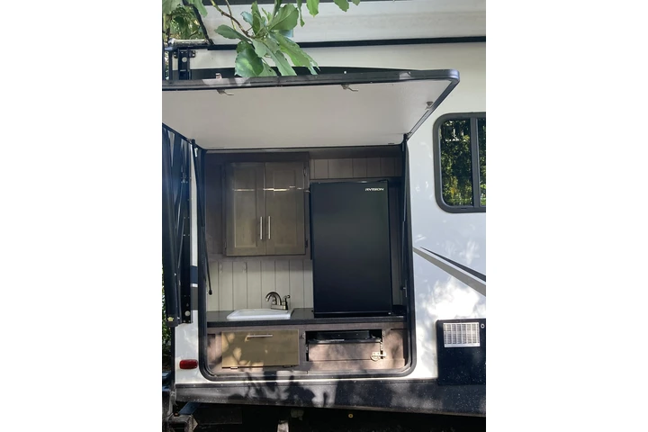 $1300 : RV para renta image 9