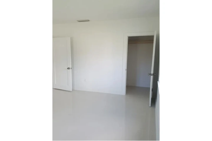 $900 : stainless steel Spacious home image 6