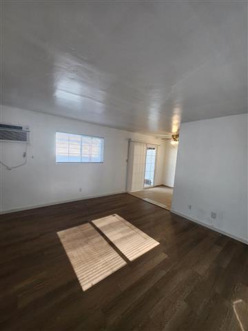 $1050 : Apt 1 rec cerca del colegio Ba image 1