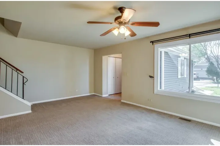 $980 : Fantastic 3 bedroom 1.1 bath d image 3