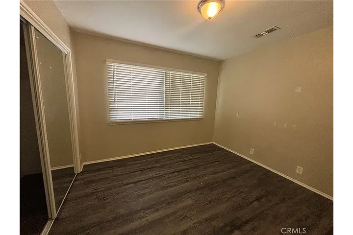 $1300 : Well-located equity opportunit image 8