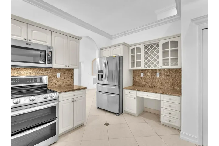 $2500 : 3 bedroom Home in Coral Gables image 6