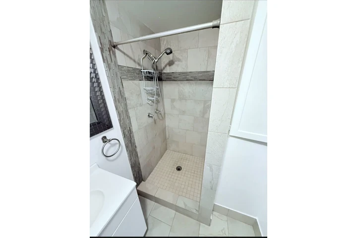 $1200 : Estudio de Renta, Una Persona image 2