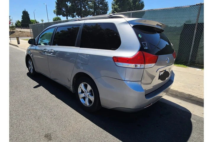 $4000 : Vendo Toyota Sienna image 6