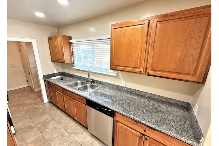 $1950 : 2 bedroom house in South LA image 3