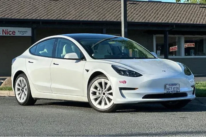 $26285 : Tesla Model 3 2023 4dr Sedan image 2