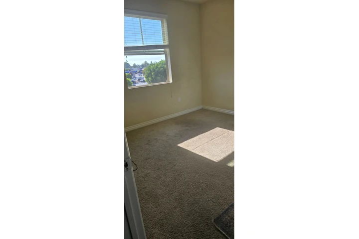 $1900 : ROOM FOR RENT at Riversai image 6