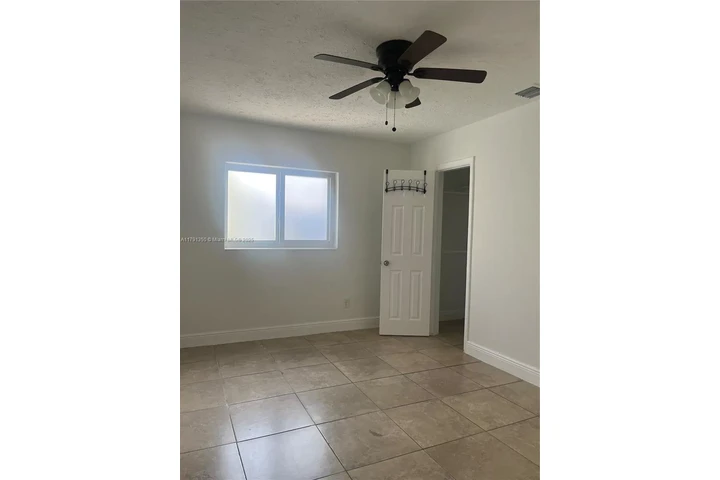 $1800 : ALQUILO EFFICIENCY CERCA A FIU image 4
