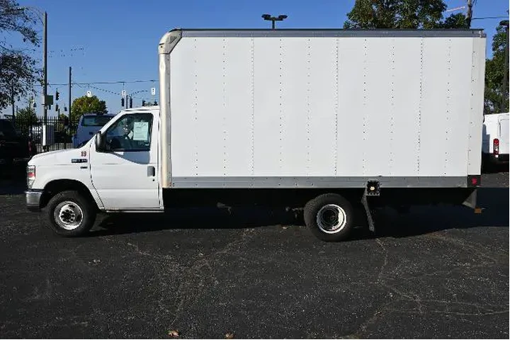 $15988 : Ford E-Series 2016 E-350 SD image 2