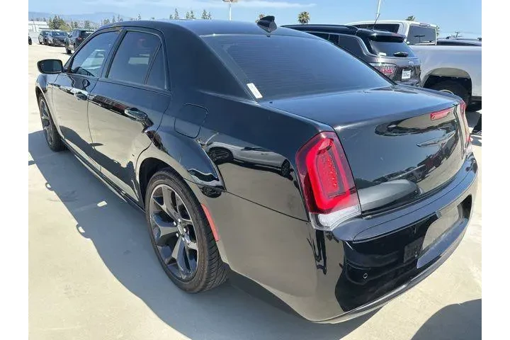 $27900 : Chrysler 300 2022 Touring L image 2