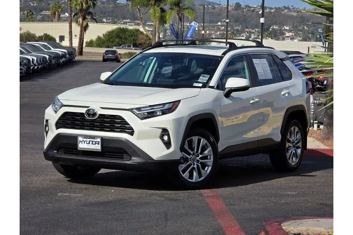 $27995 : Toyota RAV4 2022 XLE Premium image 2