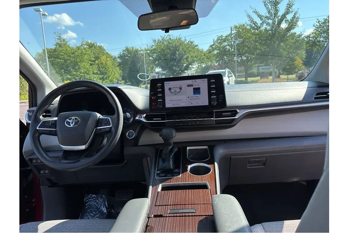$32979 : Gold Certified2021 Sienna LE image 3
