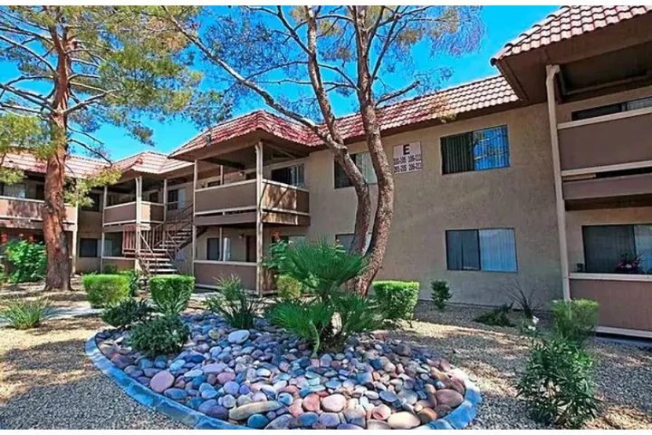 $1000 : 1Beds  Apt in Las Vegas, NV image 1