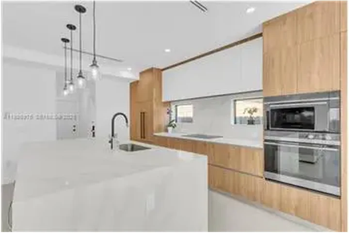 $10500 : Rental property with 4 bedro image 4