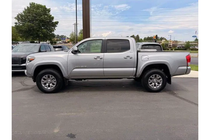 $28421 : Toyota Tacoma 2017 4x4 SR5 V image 5