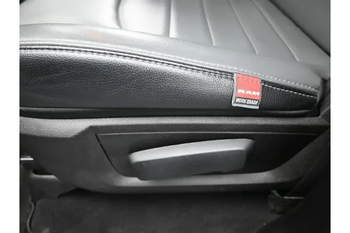 $28594 : Ram 1500 Classic 2021 4x4 Tr image 7