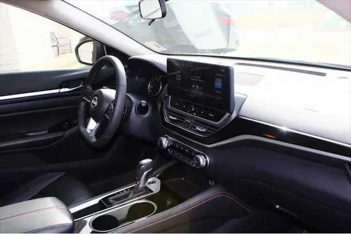 $22798 : Nissan Altima 2024 2.5 SR 4d image 8