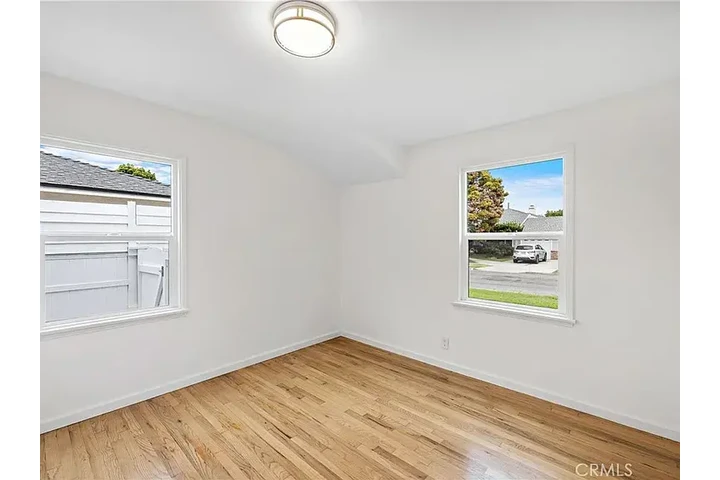 $1000 : Beautifully refreshed 2-bed image 7