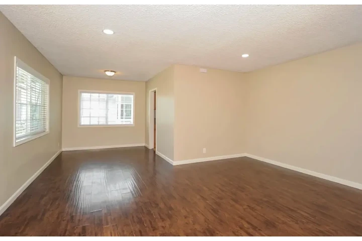 $2100 : 2 Bed 2 Bath Home in Koreatown image 2