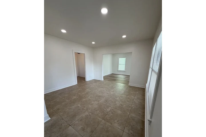 $980 : Fully Remodeled 2-Bedroom image 5
