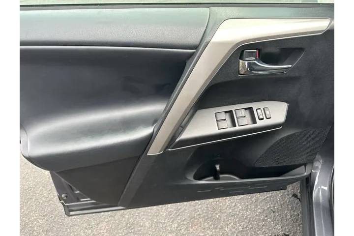 2018 RAV4 XLE image 8