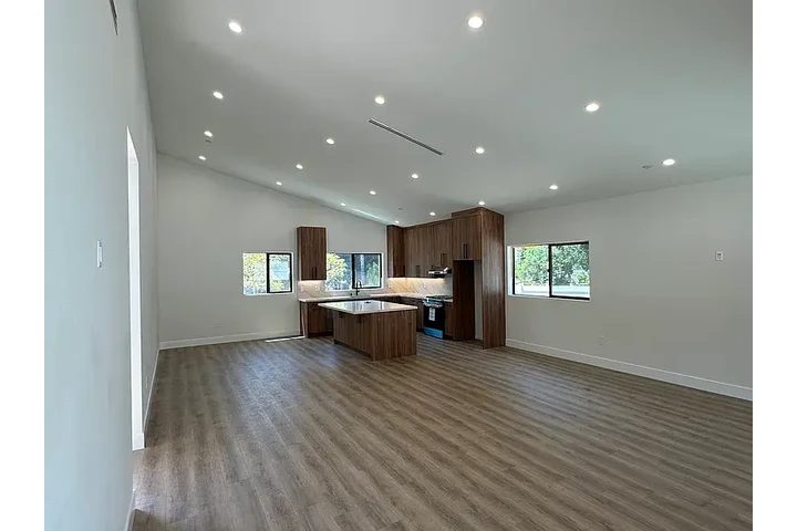 $2500 : beautifully 3-bedroom in La image 4