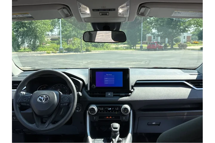 $35000 : Gold Certified2024 RAV4 XLE image 4