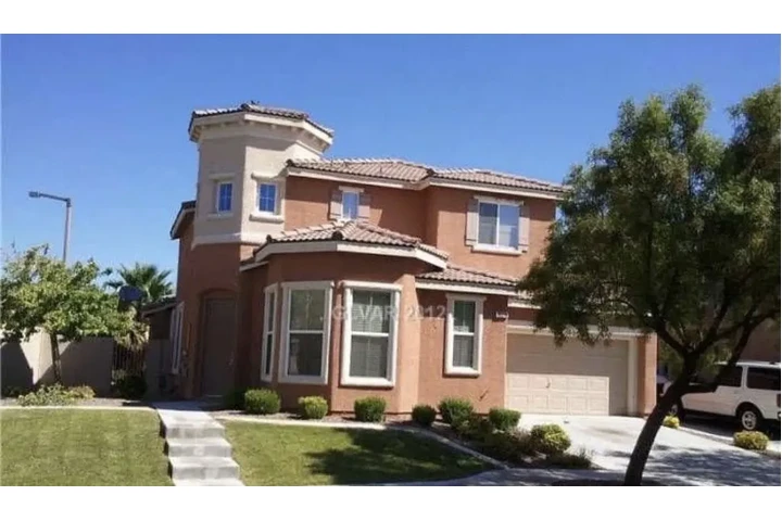 $950 : Lovely modern Spacious home image 1